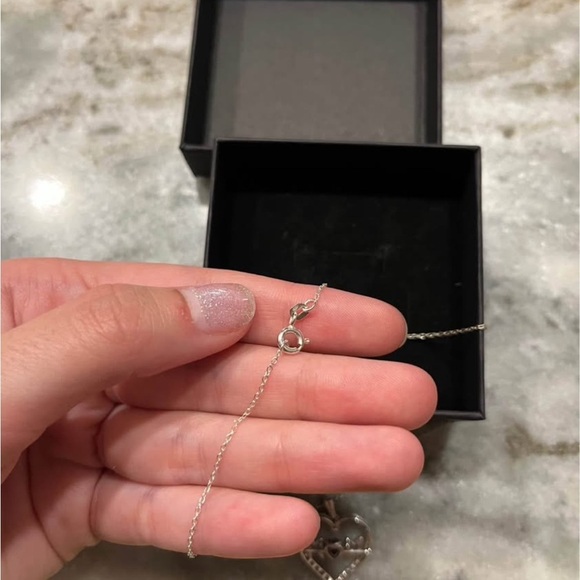 Sterling silver “MOM” necklace - Picture 4 of 6